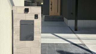 ブラックトーン_門柱