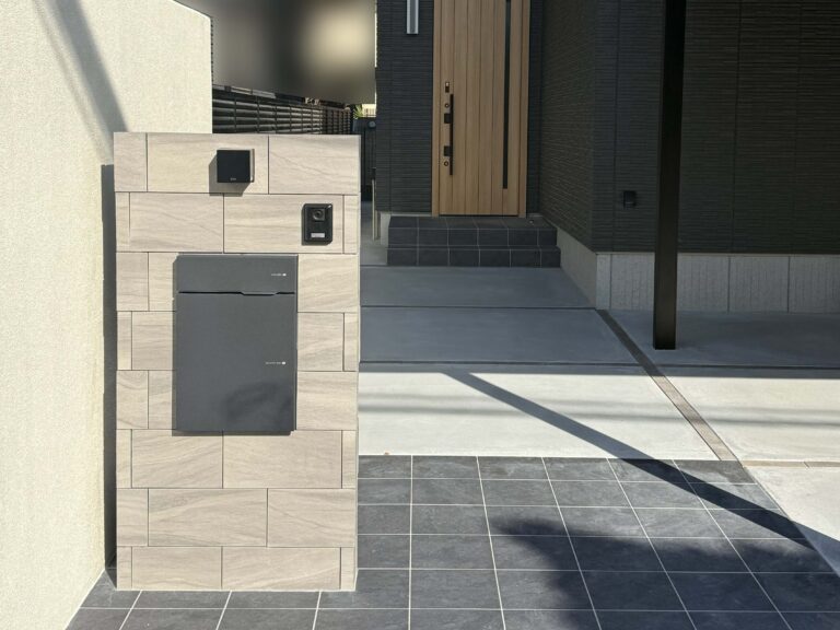 ブラックトーン_門柱